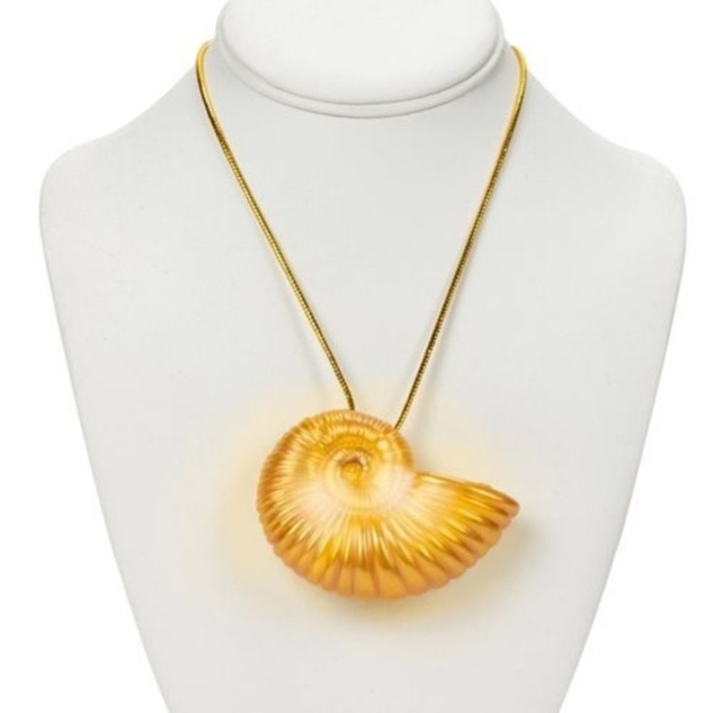 Disney Singing Seashell Necklace Kids OS Gold NEW Little Mermaid Lights Sounds - Picture 3 of 6